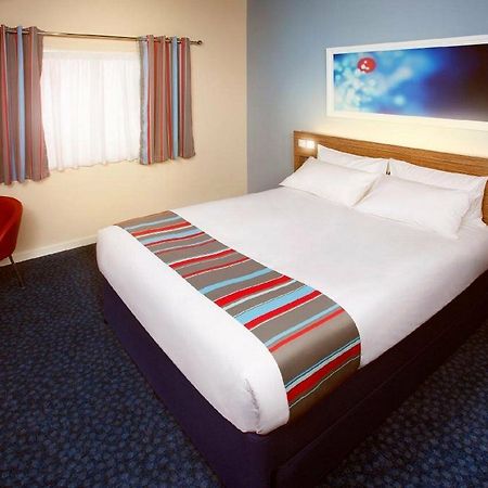 Travelodge Cardiff M4 Экстерьер фото